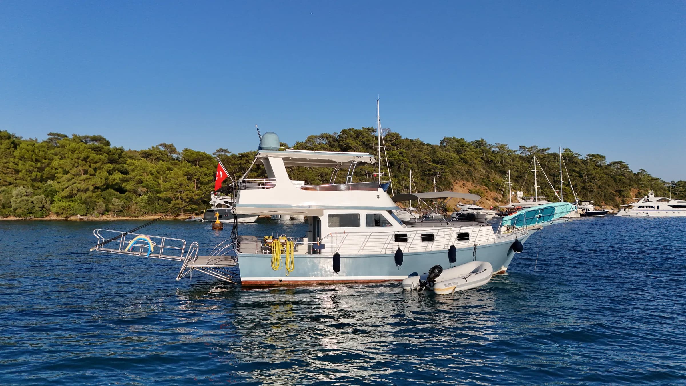 Çam ormanları arasında demirli